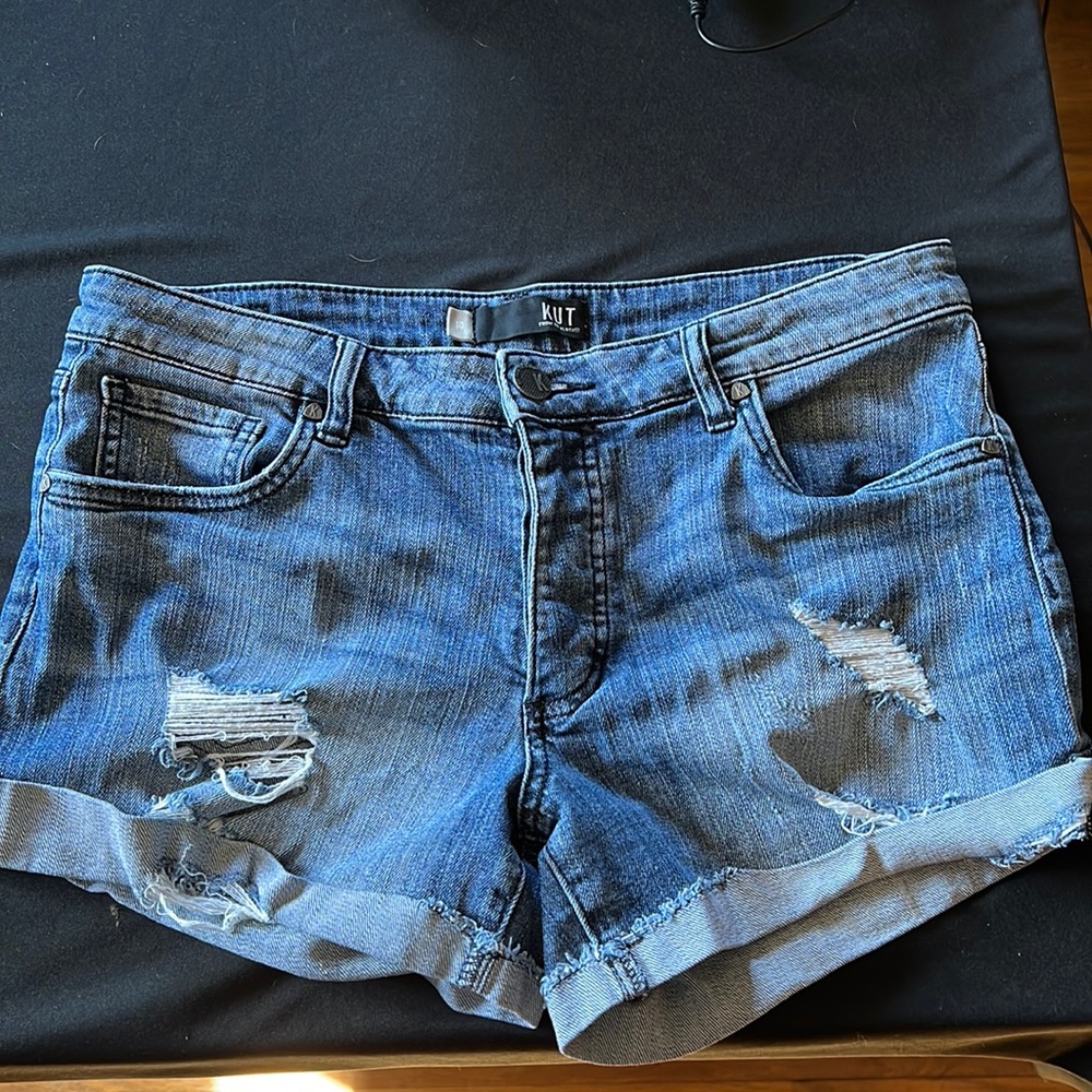 Kut Jean Distressed   Shirt size 10. NWOT Button Fly